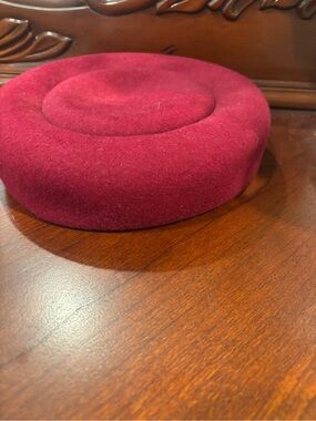 Vtg Kerrybrooke Red 100% Pure Wool Felt Beret Hat Parisian Basque Style Boxed